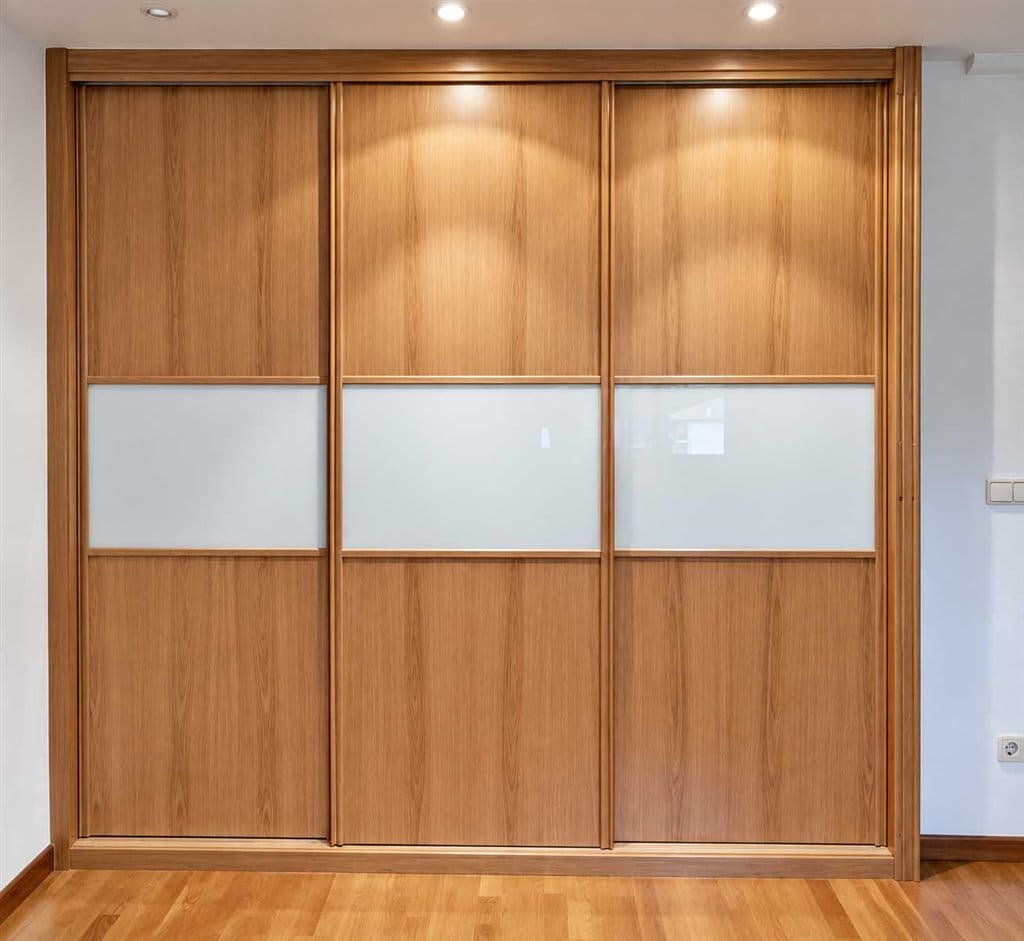 Armario de puertas correderas de madera a medida de Javi Carpinteiro en Vigo